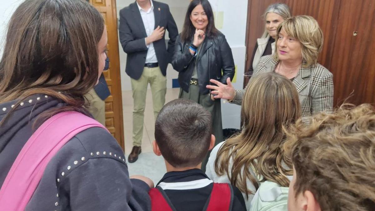Visita de la consejera de Educación, Tomasa Hernández, en el IES Conde Aranda de Alagón.