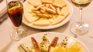La taberna de Madrid que enamoró a los Rolling Stones: vermut de grifo y tostas increíbles en Huertas