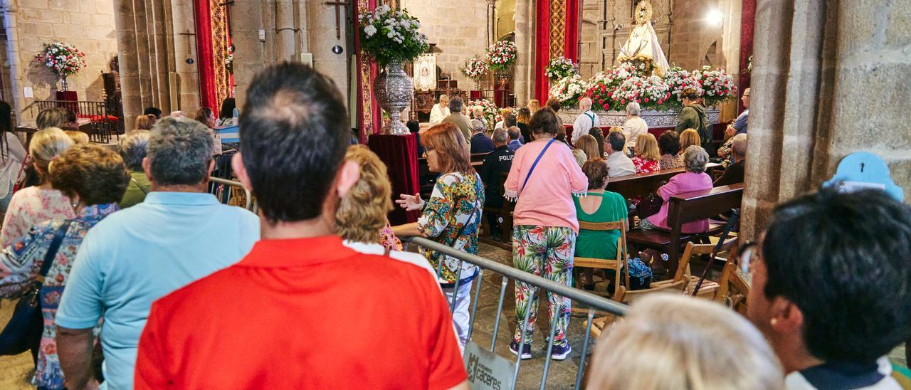 Colas para pasar ante la patrona durante el besamanto, en la concatedral.