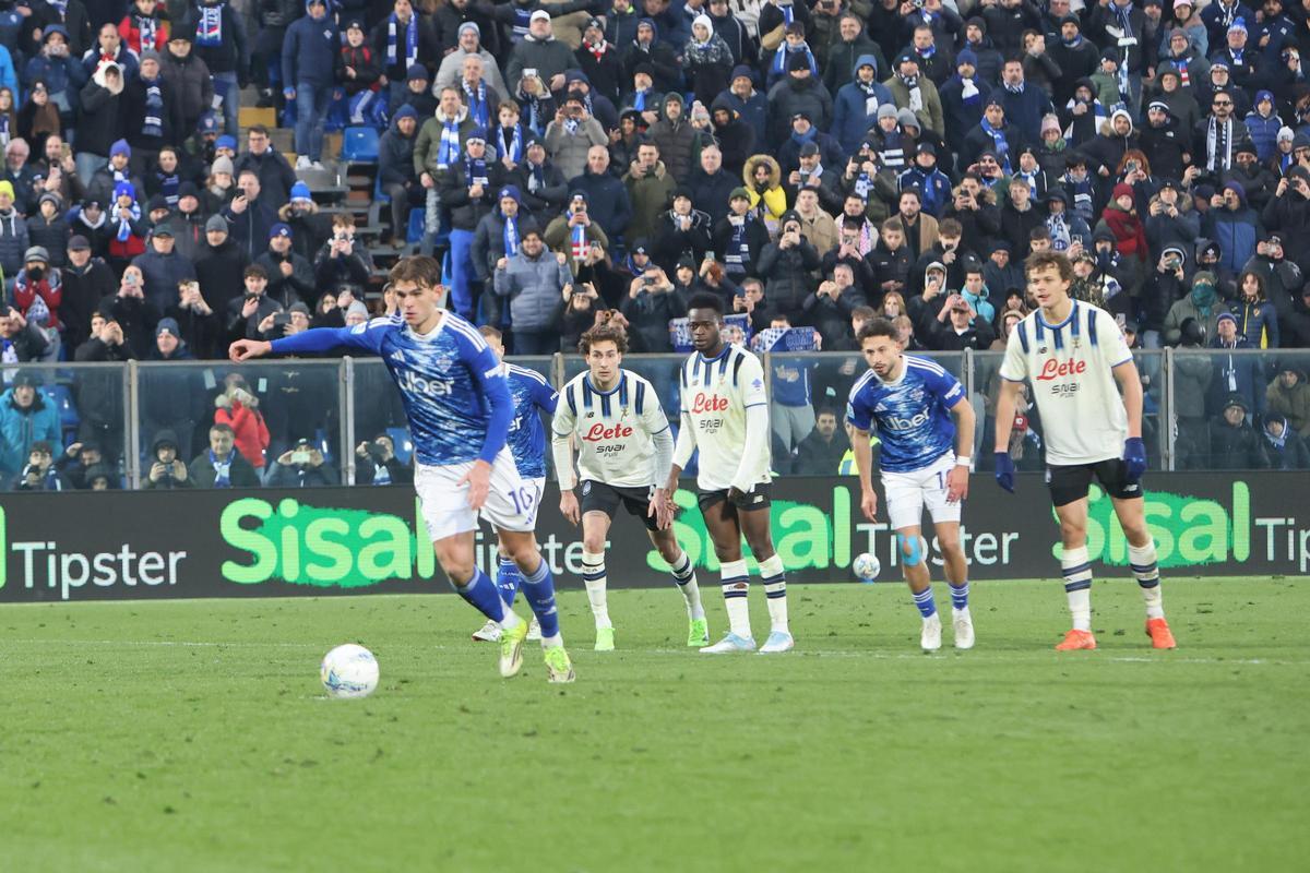 Nico Paz, en el momento de lanzar el penalti contra la Atalanta