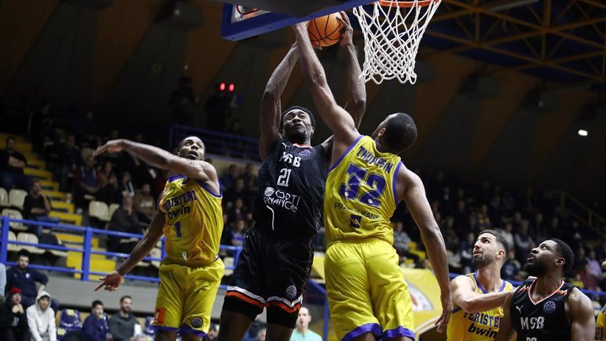 Imatges de Selom Mawugbe, nou jugador del Baxi Manresa, amb el Le Mans a la Lliga de Campions