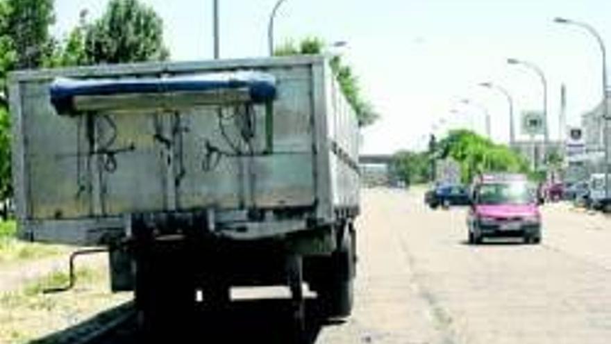 Una grúa de gran tonelaje retirará los camiones abandonados en El Prado