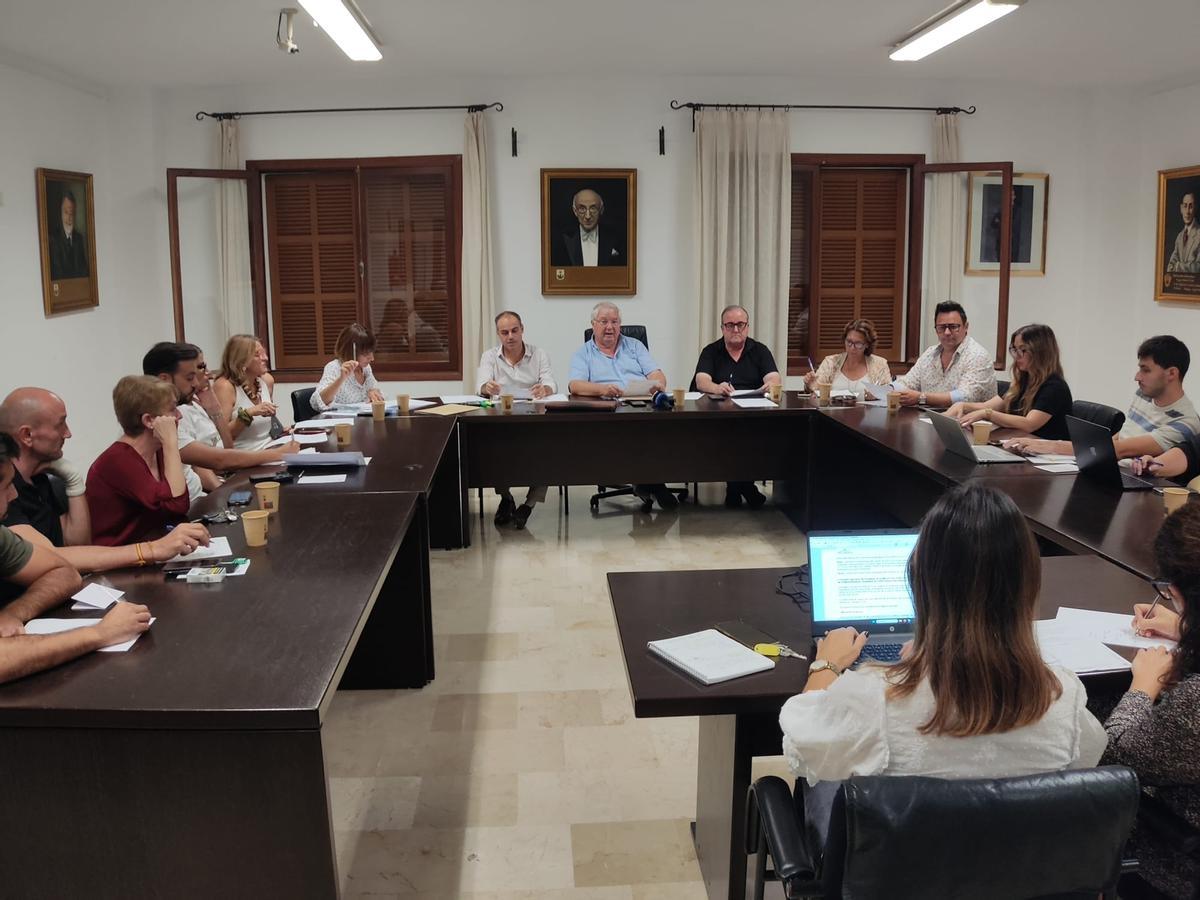 Imagen de un pleno de Santa Margalida de esta legislatura, cuando Joan Monjo (centro) todavía era el alcalde. A su derecha, el actual alcalde Martí Torres, del PP.