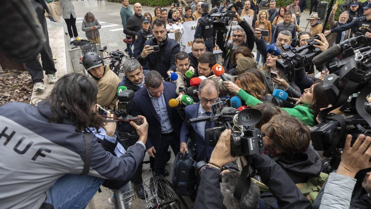 Emilio Argüeso llega junto a su abogado a la Ciudad de la Justicia el pasado 11 de abril, para declarar como investigado en la causa de la dana.