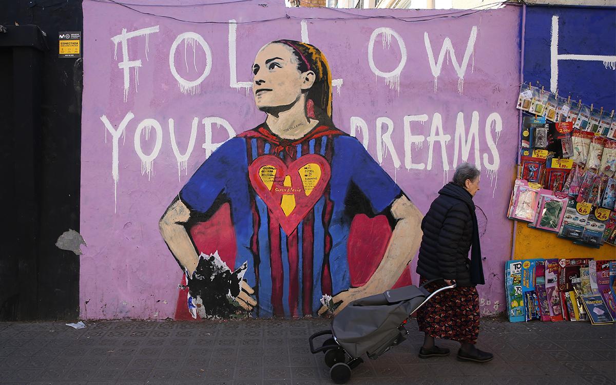 En la foto mural de Alexia Putellas de TVBOY en la calle Escorial 271 al lado de la Plaça Joanic