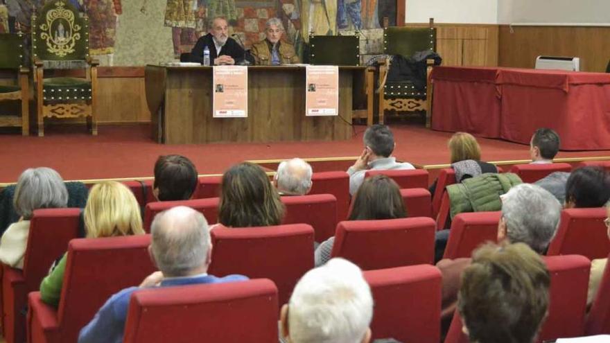 El doctor Montes junto al concejal de Sanidad, Manuel Burón, durante el debate de ayer.