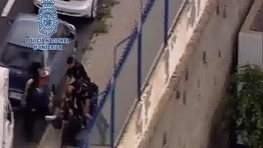 Ataca a un coche a 'hachazos' y se enfrenta a varios policías en Las Palmas