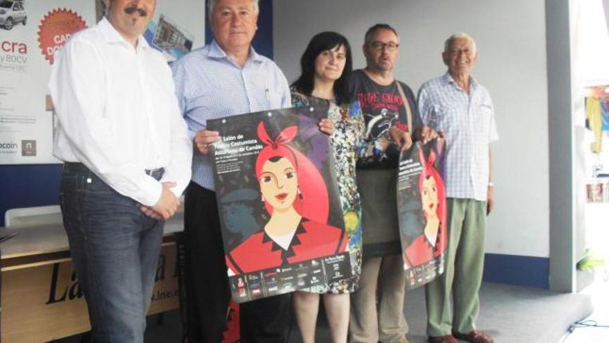 organizadores y actores. Alain Fernández, gerente del teatro Prendes; Armando Rodríguez, en representación del Puerto de Gijón; Amelia Fernández, concejala de Cultura del Ayuntamiento de Carreño; José Ramón López, presidente de la Federación de Grupos Teatrales Amateurs de Asturias (FETEAS); y Eladio Sánchez, actor y director de la «Compañía Asturiana de Comedias», ayer, en el «stand» de LA NUEVA ESPAÑA en la Feria de Muestras de Gijón.