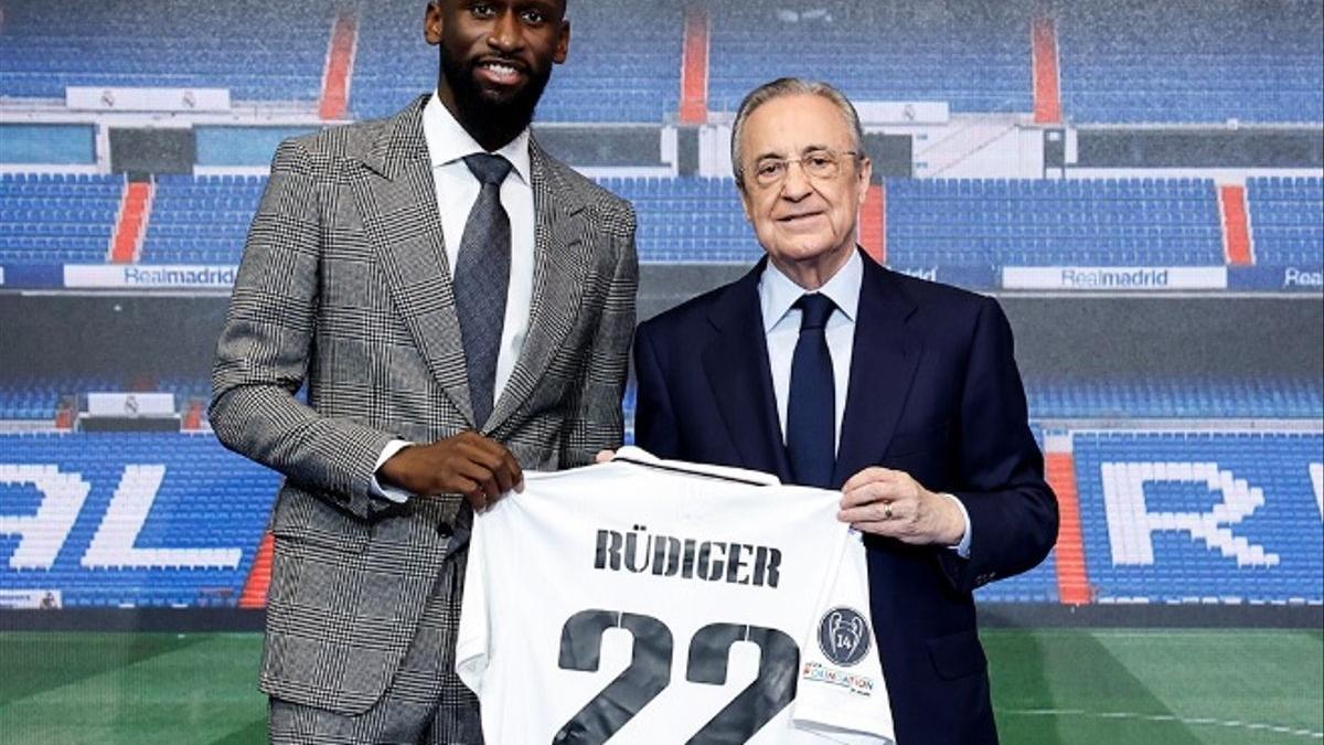 Florentino Pérez posa con Antonio Rudiger, el último fichaje del Real Madrid.