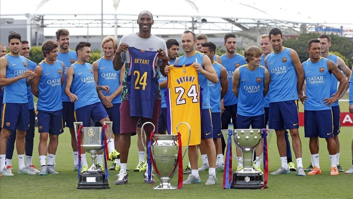 Kobe Byrant e Iniesta posan con los trofeos del triplete durante la gira americana del Barça en el 2015