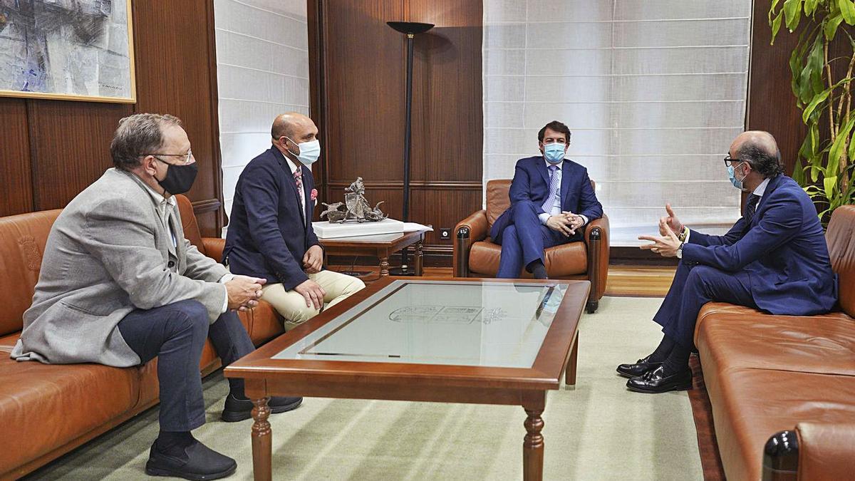 El presidente de Azehos, Óscar Somoza, durante la reunón con Alfonso Fernández Mañueco.