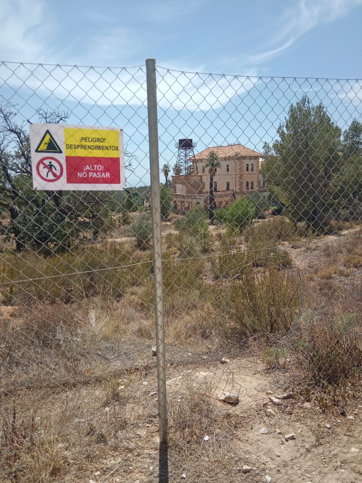 Abren varios agujeros y destrozan las cámaras para acceder al Balneario de Aigües