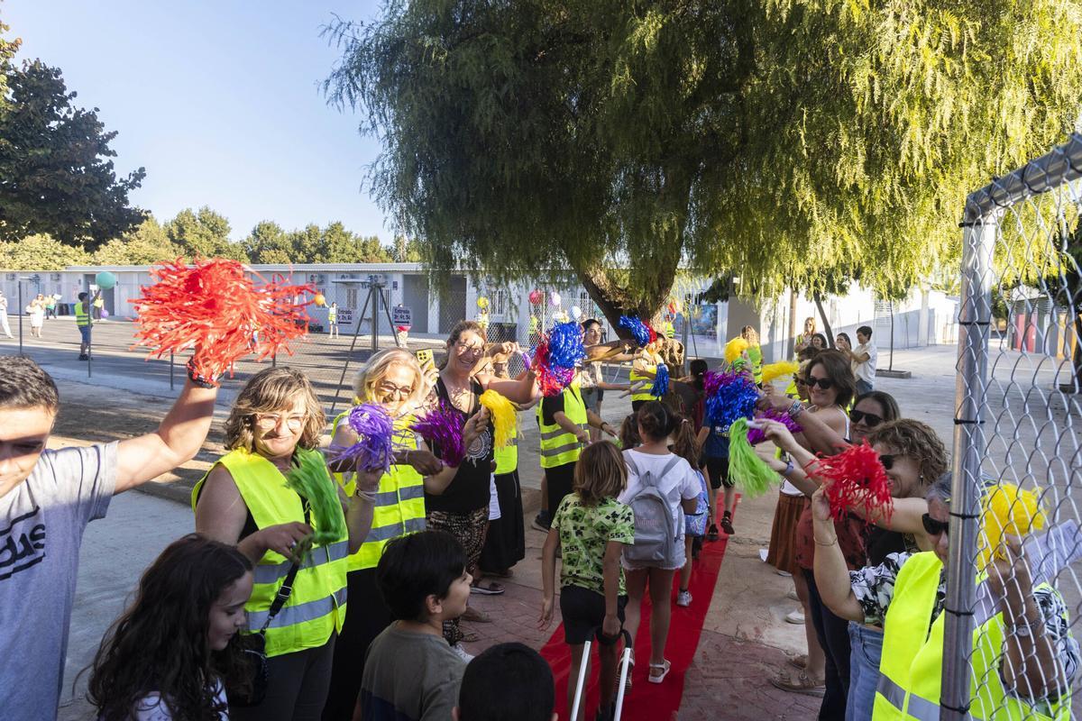 Vuelta al cole en barracones en Massanassa tras la dana