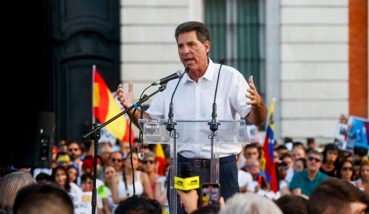 Jos� Antonio Vega, secretario pol�tico de Vente Venezuela, interviene en la _Concentraci�n por la Verdad de Venezuela_ convocada a nivel Mundial, este s�bado en la Puerta del Sol, en Madrid. EFE_ Fernando Alvarado.jpg