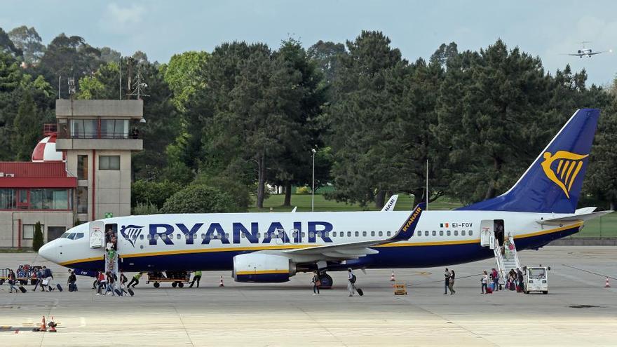 Pasaje desambarca de un avión de Ryanair en Vigo. // M. G. Brea