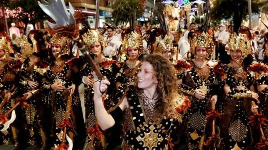 El desfile de los Moros y Cristianos de Benidorm volvió a sorprender a los turistas del centro de la ciudad.