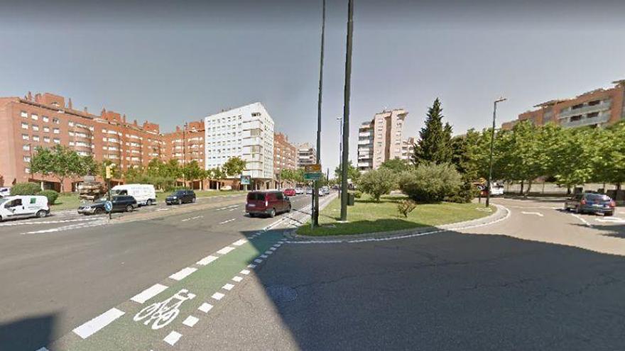 Un ciclista herido grave tras sufrir una caída con en la calzada