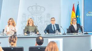 Yolanda Díaz, Pilar Alegría, Félix Bolaños y Mónica García, ayer, tras el Consejo de Ministros.