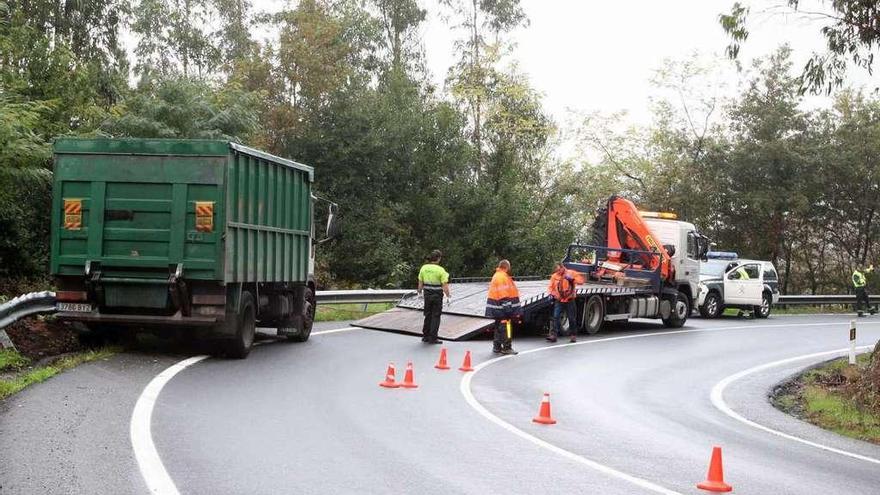 Salida de vía de un camión en las curvas de Castro Loureiro   |  Un camión sufrió en la mañana de ayer una salida de vía cuando circulaba por la N-640 entre A Estrada y Cuntis, atravesando las curvas de Castro Loureiro. El vehículo invadió el carril contrario y terminó empotrado contra el quitamiedos. Hasta el punto se trasladó Tráfico, conservación de carreteras y una grúa. Fue preciso regular la circulación, marcada por el tráfico intermitente.