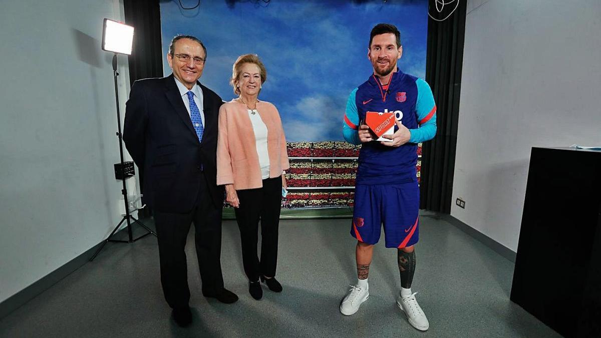 Messi amb el president i la vicepresidenta de Prensa Ibérica, Javier Moll i Arantza Sarasola.