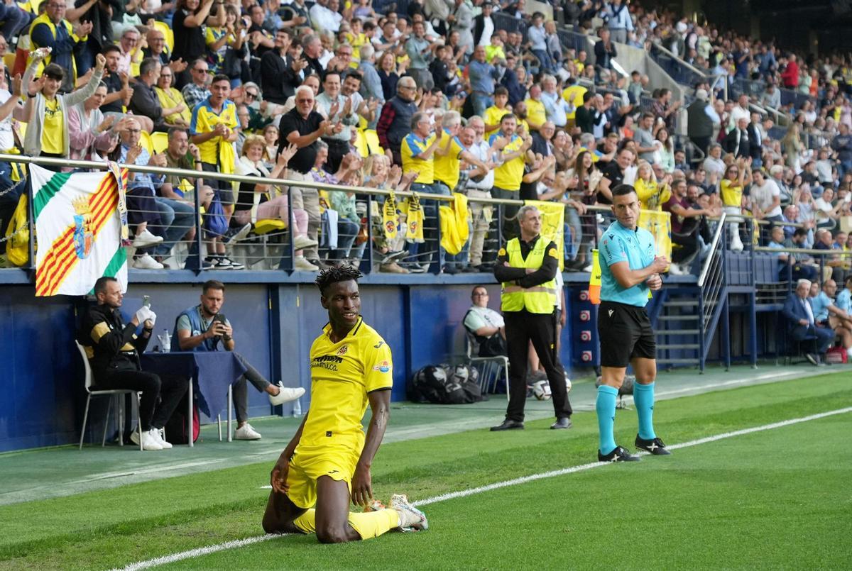 Jackson celebrando uno de sus últimos goles con el Villarreal.