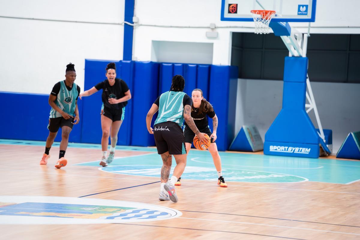 Las jugadoras del CAB Estepona en un entrenamiento.