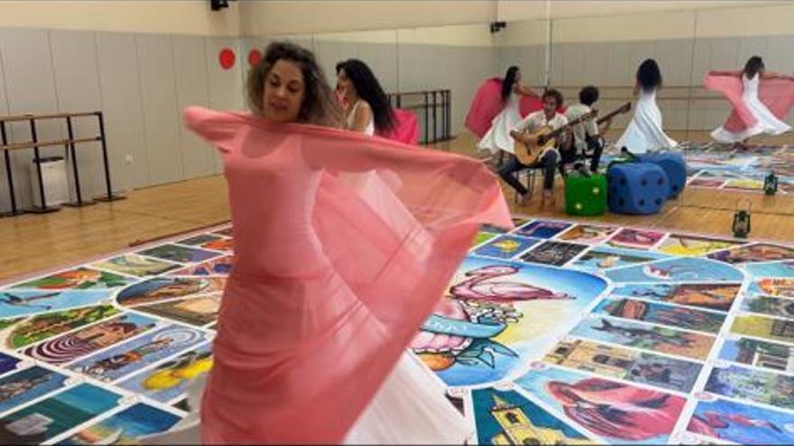 Ensayos de danza oriental sobre el tablero gigante elaborado por el Ayuntamiento de Torrevieja