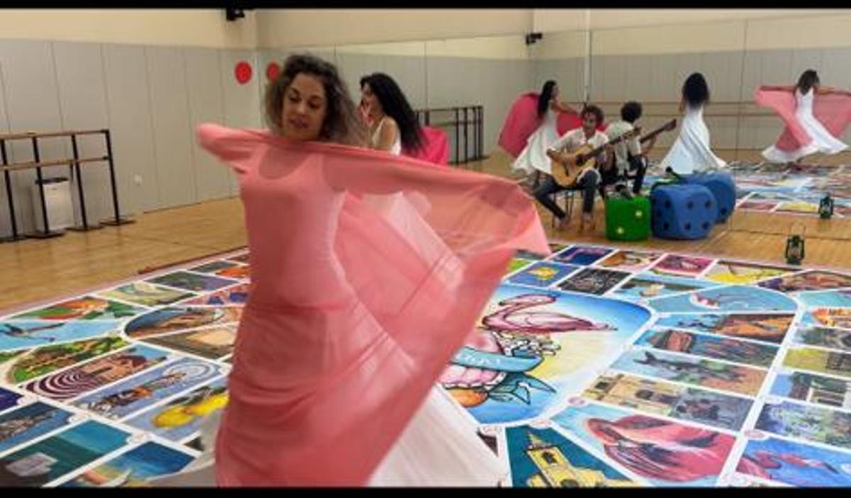 Ensayos de danza oriental sobre el tablero gigante elaborado por el Ayuntamiento de Torrevieja