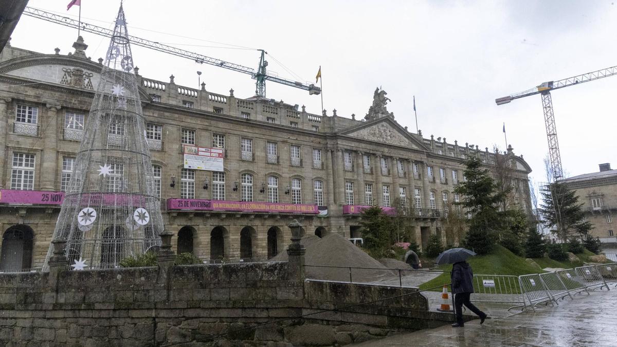 El montaje del árbol y el belén de Navidad en la Praza do Obradoiro ya está en marcha.