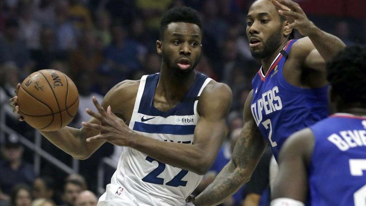 Andrew Wiggins, de los Timberwolves, entra a canasta en un partido de febrero del 2020.