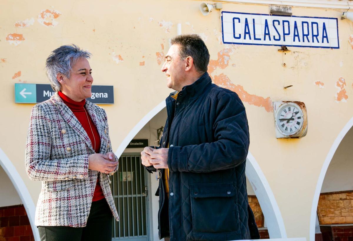 La alcaldesa junto al responsable de ADIF en la estación de ferrocarril de Calasparra.
