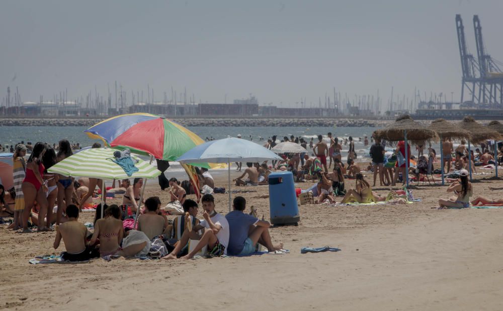 Los valencianos se refugian del poniente en la Mal