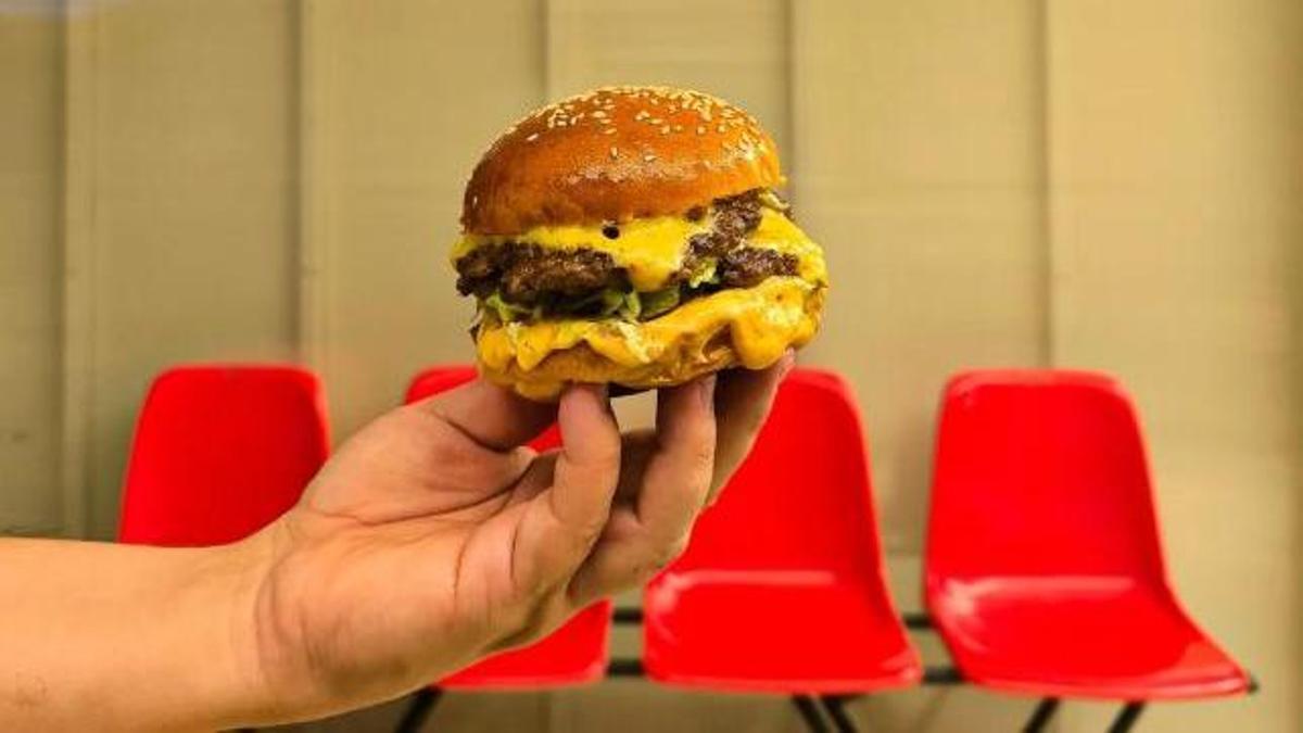 La hamburguesería compostelana con una de las mejores burgers de España abre un nuevo local para el verano