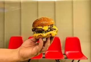 La hamburguesería compostelana con una de las mejores burgers de España abre un nuevo local para el verano