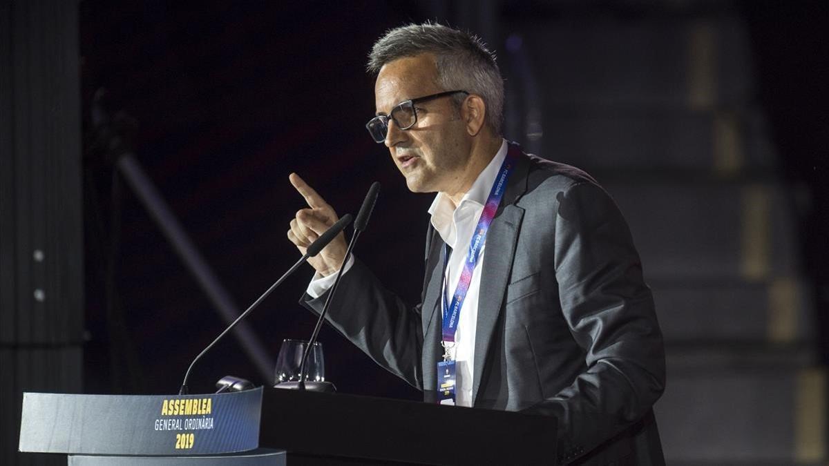 Víctor Font se dirige a los compromisarios en la asamblea en el Palau Blaugrana.