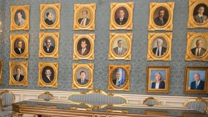 Salón azul del Ayuntamiento de Alicante en el que se ven algunos de los retratos de los alcaldes de la historia de la ciudad.
