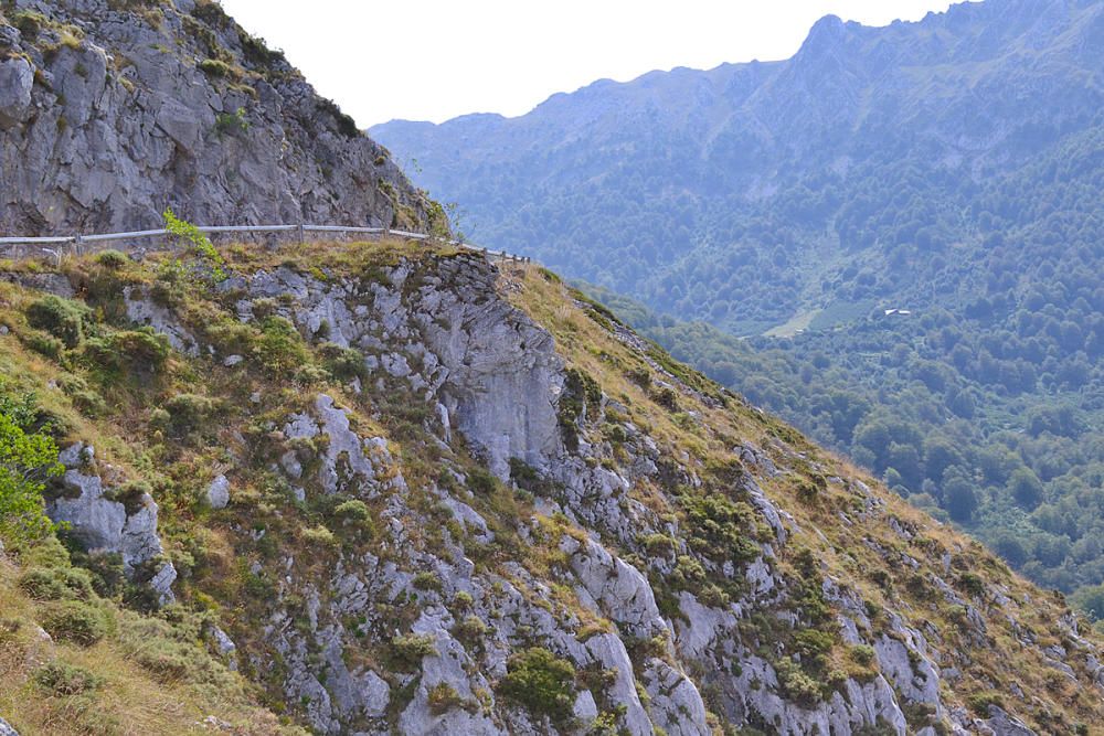 José Manuel Prado enseña el refugio de montaña de Brañagallones