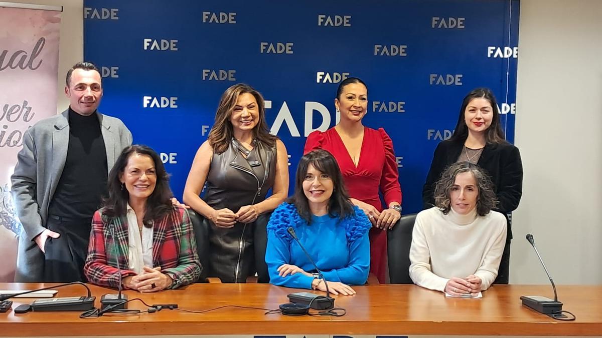 De pie, Andrés Fernández, Mónica Kahla, Yomara Carvajal y Yuliia Lifarenko. En la parte de abajo, Begoña Panea, Lourdes Iglesias y Eva González