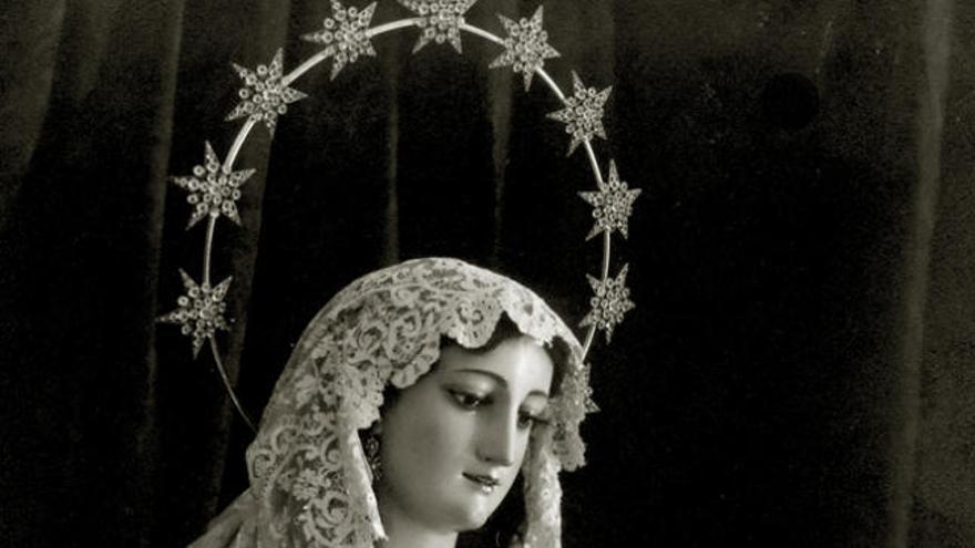 Imagen de estudio de la Virgen del Rocío de los años 40.