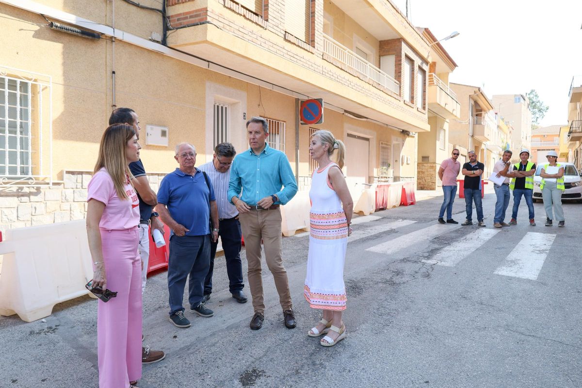 Fulgencio Gil visitaba las obras junto a Carmen Menduiña y Rosa Medina.
