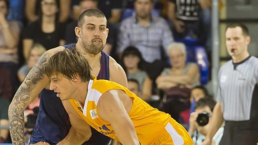 Lukovic defendido por Moerman.