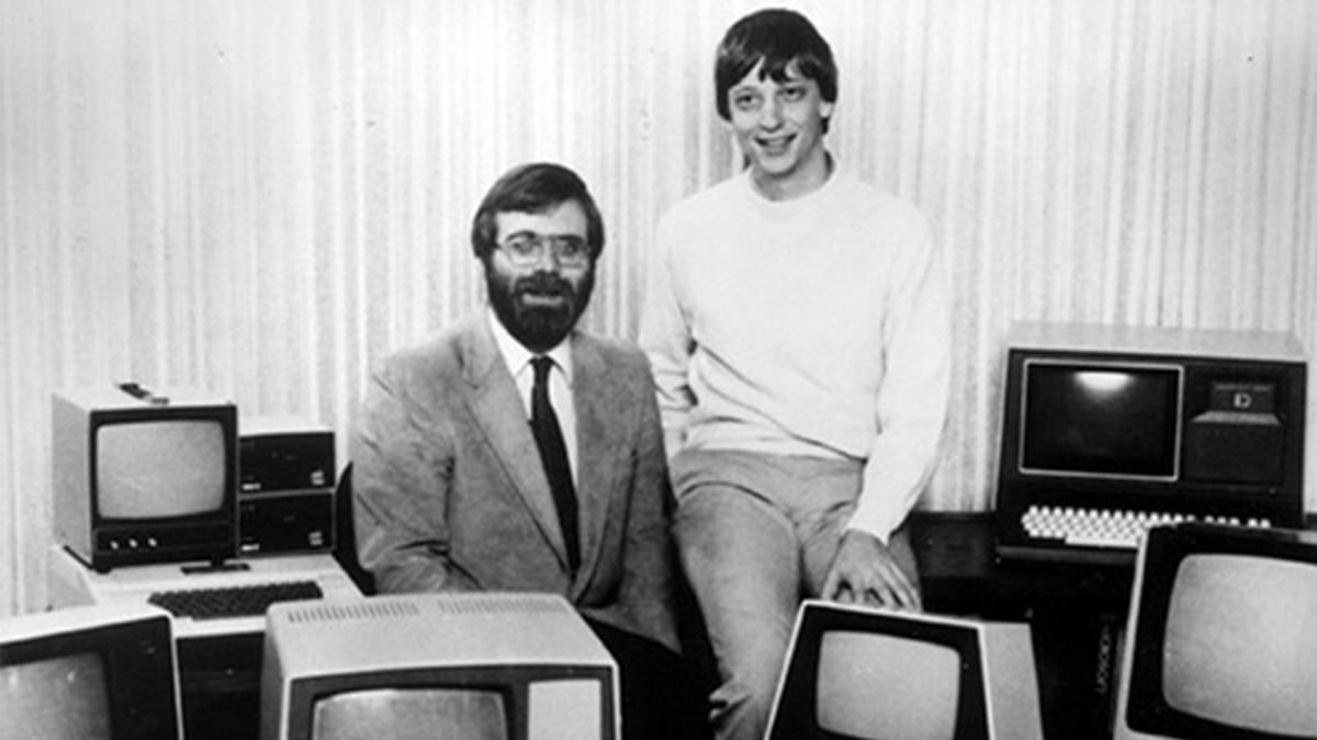 Fotografía cedida por Microsoft donde aparecen sus cofundadores Bill Gates (d) y Paul Allen posando rodeados de ordenadores en el año 1975