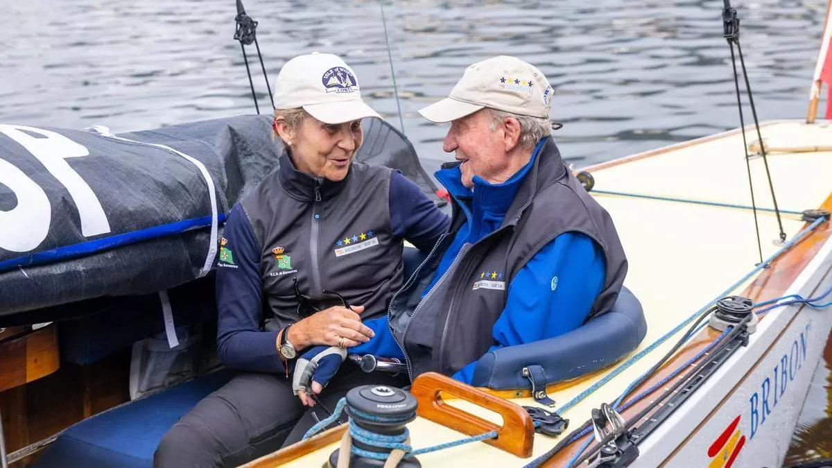 La infanta Elena conversa con su padre, Juan Carlos I, a bordo del 'Bribón', en Sanxenxo.