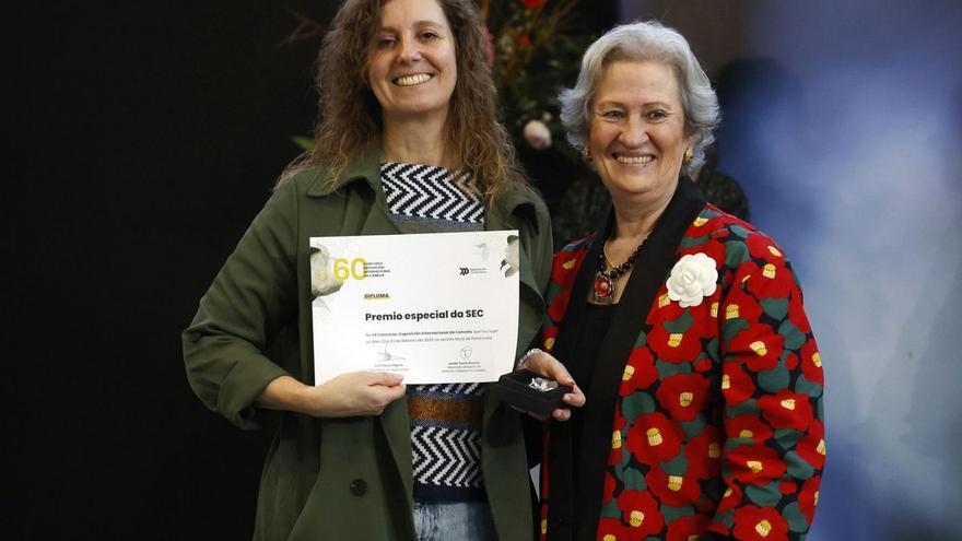 Ana Abalo (i.), recoge el premio de manos de Carmen Salinero, presidenta de la SEC.