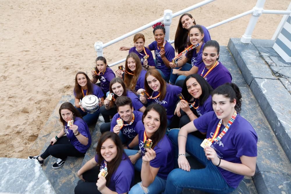 Jugadoras del Mavi balonmano celebran la Copa de la Reina en Gijón