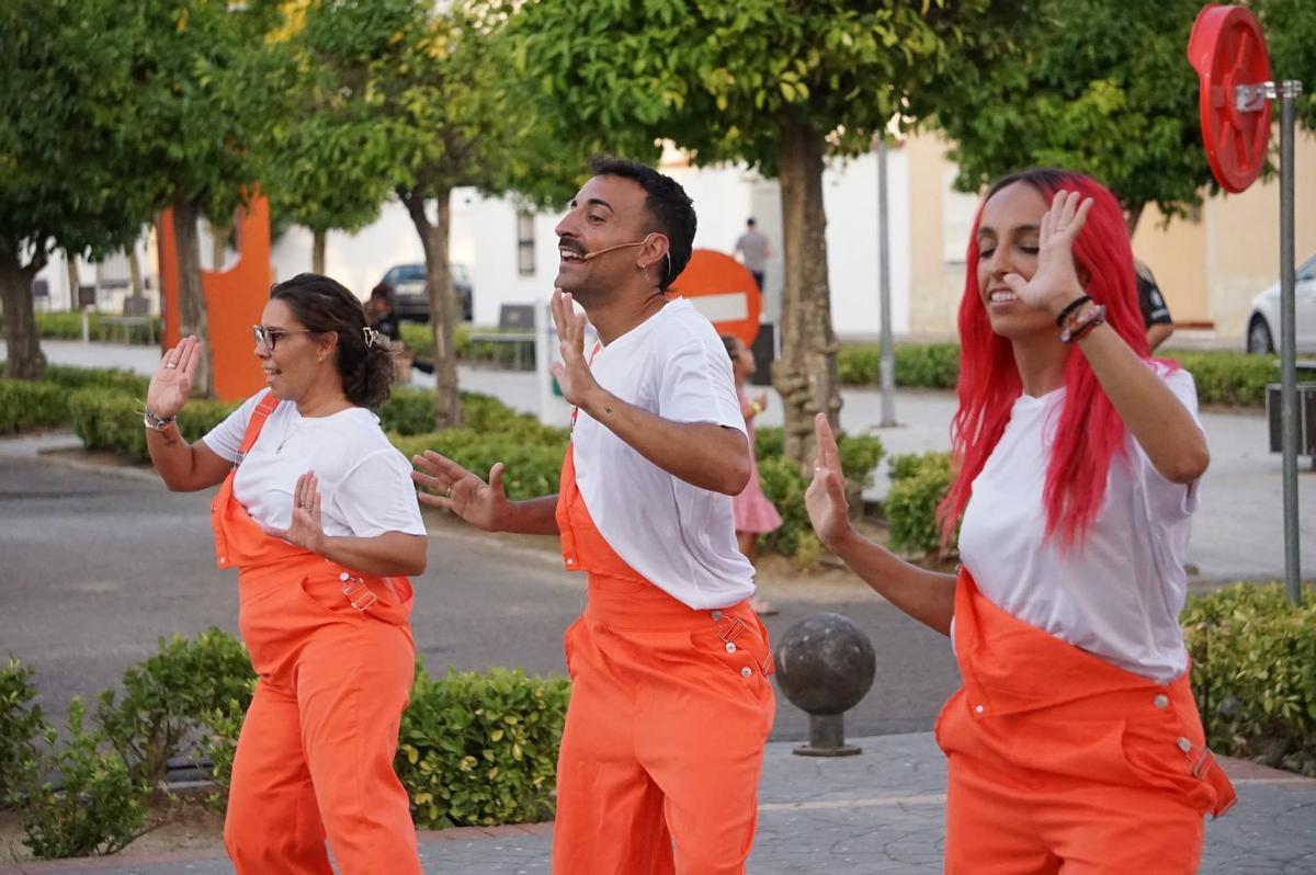 Bailarines del grupo de teatro Jarancio en Novelda del Guadiana