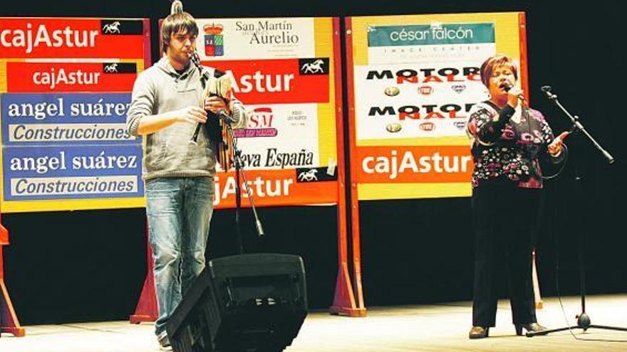 Jesusa Fernández, «Chucha de Nembra», en su actuación en El Entrego, acompañada a la gaita por Pablo Carrera.