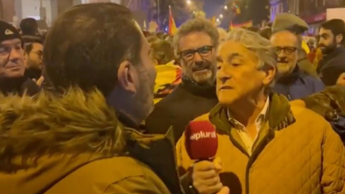 El reportero de ElPlural y Hermann Tertsch en la protesta contra la Amnistía.