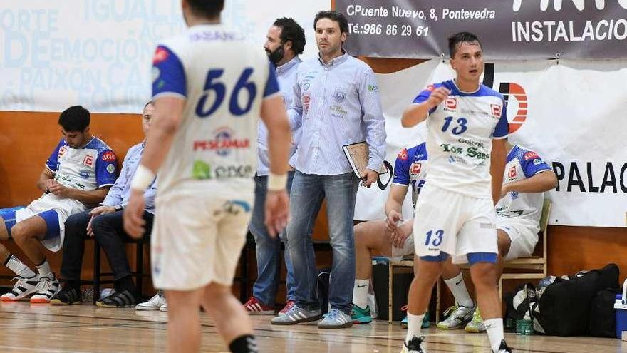 Los técnicos en el banquillo en uno de los partidos en la ciudad. // Gustavo Santos