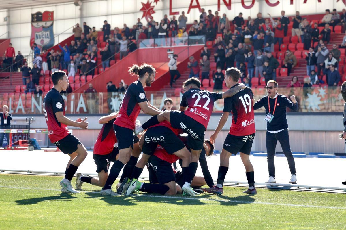 Los futbolistas de La Nucía celebran el gol del empate